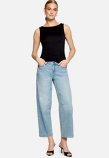 Basic-Top mit U-Boot Ausschnitt  / Modellfoto Vorderseite (Outfit)