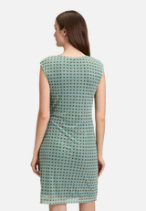 Casual-Kleid ohne Arm / Modellfoto Rückseite