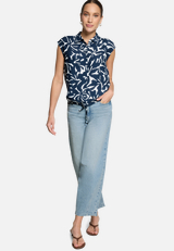 Hemdbluse  kurzarm mit Blumen / Modellfoto Vorderseite (Outfit)