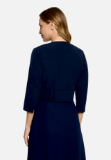 Bolero-Jacke mit Kellerfalten / Modellfoto Rückseite