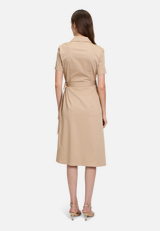 Wickelkleid mit Kragen / Modellfoto Rückseite