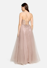 Abendkleid mit Stickerei / Modellfoto Rückseite