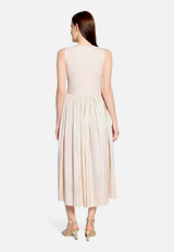 Basic-Kleid mit Plissee / Modellfoto Rückseite