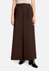 Casual-Hose mit Bundfalten / Modellfoto Vorderseite