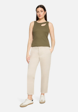 Chino-Hose mit Gummizug / Modellfoto Vorderseite (Outfit)