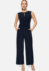 Jumpsuit  mit Wickeloptik  / Modellfoto Vorderseite