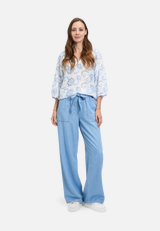 Casual-Hose mit elastischem Bund / Modellfoto Vorderseite (Outfit)