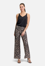 Marlene-Hose mit Pailletten / Modellfoto Vorderseite (Outfit)