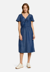 Casual-Kleid mit Flügelärmeln / Modellfoto Vorderseite