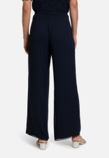 Marlene-Hose mit weitem Bein / Modellfoto Rückseite