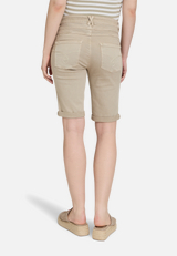Shorts mit Stickerei / Modellfoto Rückseite