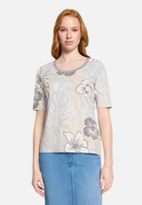 Basic Shirt mit Blumenprint / Modellfoto Vorderseite