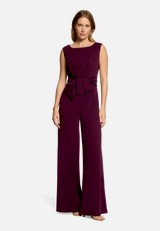 Jumpsuit mit weitem Bein / Modellfoto Vorderseite