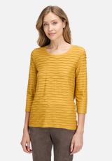 Basic Shirt mit Wellenstruktur / Modellfoto Vorderseite
