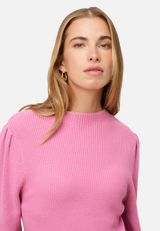 Strickpullover mit Ballonärmeln / Modellfoto Rückseite