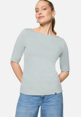 Basic Shirt  mit U-Boot-Ausschnitt / Modellfoto Vorderseite