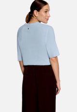 Basic-Strickpullover  kurzarm / Modellfoto Rückseite