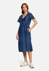 Casual-Kleid mit Flügelärmeln / Modellfoto Vorderseite (Outfit)