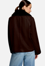 Velourslederjacke mit Kunstfellkragen  / Modellfoto Rückseite