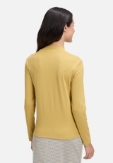 Langarm-Shirt mit Kragen / Modellfoto Rückseite