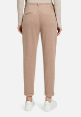 Casual-Hose mit Struktur / Modellfoto Rückseite