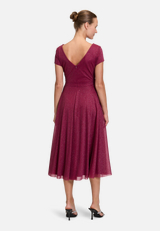 Cocktailkleid im Glitzer-Look / Modellfoto Rückseite