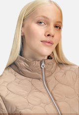 Outdoorjacke mit Steppungen / Detailbild