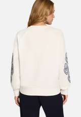 Sweatshirt mit Aufdruck / Modellfoto Rückseite