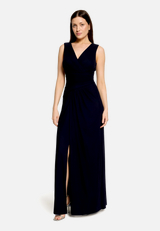 Abendkleid mit V-Ausschnitt / Modellfoto Vorderseite