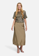 Satinrock wadenlang / Modellfoto Vorderseite (Outfit)