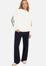 Sweatshirt mit Aufdruck / Modellfoto Vorderseite (Outfit)