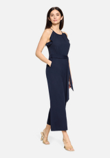 Jumpsuit mit Volant / Modellfoto Vorderseite (Outfit)