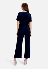Jumpsuit mit Bindegürtel / Modellfoto Rückseite