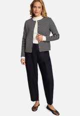 Sweatjacke mit Knopfleiste / Modellfoto Vorderseite (Outfit)