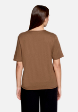 Print-T-Shirt mit Schleifenknoten / Modellfoto Rückseite