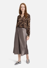 Casual-Bluse mit Muster / Modellfoto Vorderseite (Outfit)