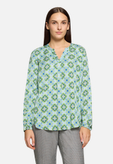 Blusenshirt mit Muster / Modellfoto Vorderseite
