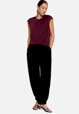 Satin-Bluse  mit Rundhalsausschnitt / Modellfoto Vorderseite (Outfit)