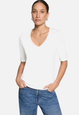 Basic-T-Shirt mit V-Ausschnitt / Modellfoto Vorderseite
