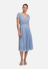 Cocktailkleid im Glitzer-Look / Modellfoto Vorderseite
