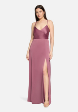 Abendkleid mit V-Ausschnitt / Modellfoto Vorderseite