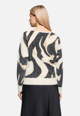 Strickpullover mit Rippbündchen / Modellfoto Rückseite