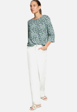 Blusenshirt mit Blumenmuster / Modellfoto Vorderseite (Outfit)