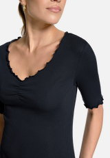T-Shirt mit gerafftem Ausschnitt / Detailbild