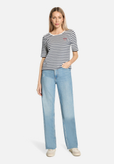 Basic Shirt mit Ringel / Modellfoto Vorderseite (Outfit)