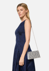 Clutch-Tasche im Glitzer-Look / Modellfoto Vorderseite