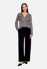 Leo-Bluse  mit V-Ausschnitt  / Modellfoto Vorderseite (Outfit)