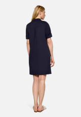 Hemdblusenkleid mit Taschen / Modellfoto Rückseite