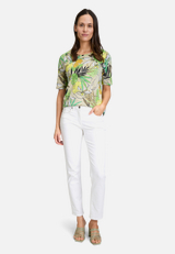 Basic Shirt mit Blumenprint / Modellfoto Vorderseite (Outfit)
