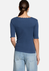 T-Shirt mit gerafftem Ausschnitt / Modellfoto Rückseite